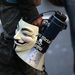 A Guy Fawkes maszk a tüntetés egyik meghatározó jelképe.