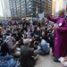 George Packard visszavonult metodista püspök tart előadást a tüntetőknek, aki maga is részt vett az első tavalyi Occupy megmozduláson.