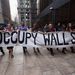 Tüntetők a New York-i tőzsde épületénél, az Occupy mozgalom első demonstrációjának egyéves évfordulóján.New Yorkban előállítottak több tucat tüntetőt, akik az Occupy Wall Street mozgalom megalapításának első évfordulóján Manhattan üzleti negyedében megpróbálták bekeríteni a tőzsdét és megbénítani a közlekedést.

A megmozduláson mintegy ezren vettek részt, jóval kevesebben, mint a tavalyi tüntetéseken.