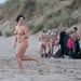  A közös pucér fürdőzést szombaton rendezték a northumberlandi Druridge-öbölben, ahol a tenger vize 12 Celsius-fokos volt. 