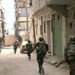 A SANA (Szíriai Arab Hírügynökség) felvételén a szíriai kormányerők katonái rohamoznak meg egy célpontot Aleppóban