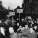 A Nukleáris Leszerelési Mozgalom tagjai a rakétaválság idején Londonban tüntettek az Egyesült Államok külpolitikája ellen.