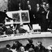 Az amerikai kormány a kubai középhatótávolságú rakétákról vitatkozik az ENSZ Biztonsági Tanácsa előtt 1962 októberében. Kennedy október 22-én jelentette be, hogy blokád alá vonja Kubát. A világ a lélegzetét visszafojtva figyelte a két szuperhatalom hatalmi versengését, attól tartva, hogy egy diplomáciai ballépés nukleáris háborúhoz is vezethet. Október 28-án Hruscsov engedett, és bejelentette, hogy kivonja a rakétákat Kubából. Cserébe Kennedy megígérte, hogy az USA nem támadja meg Kubát, és feloldotta a tengeri blokádot.