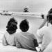 Járókelők bámulják az Egyesült Államok hadseregének légvédelmi ágyúit a floridai Key Westnél a kubai rakétaválság napjaiban, 1962-ben.