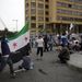 Az indulatok azután szabadultak el, hogy az ellenzék ismét lemondásra szólította fel Nadzsíb Mikáti miniszterelnököt, akit a szomszédos Szíria mellett szintén felelősséggel vádolnak a robbantásos merényletért.