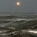 A Sandy által korbácsolt hullámok és a Cape May világítótorony New Jersey-ben