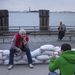 Kíváncsi New York-iak várják a hurrikánt a Battery Parkban, a kép készülte után néhány órával már 15-20 centis víz borította a parkot.