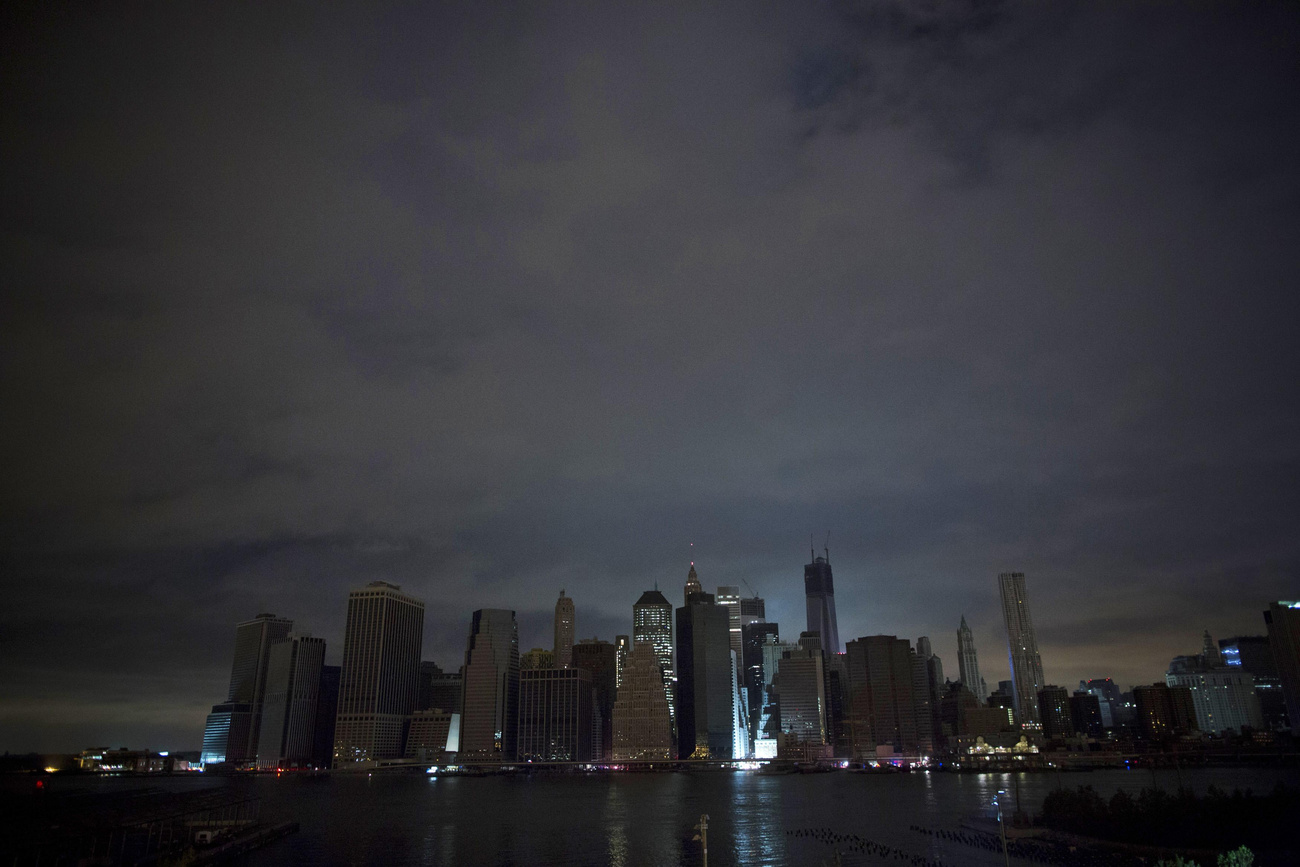 Hajnal hasad a még mindig jórészt sötét Manhattan felett.