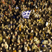 Görög zászlóval az esti tömegfelvonuláson