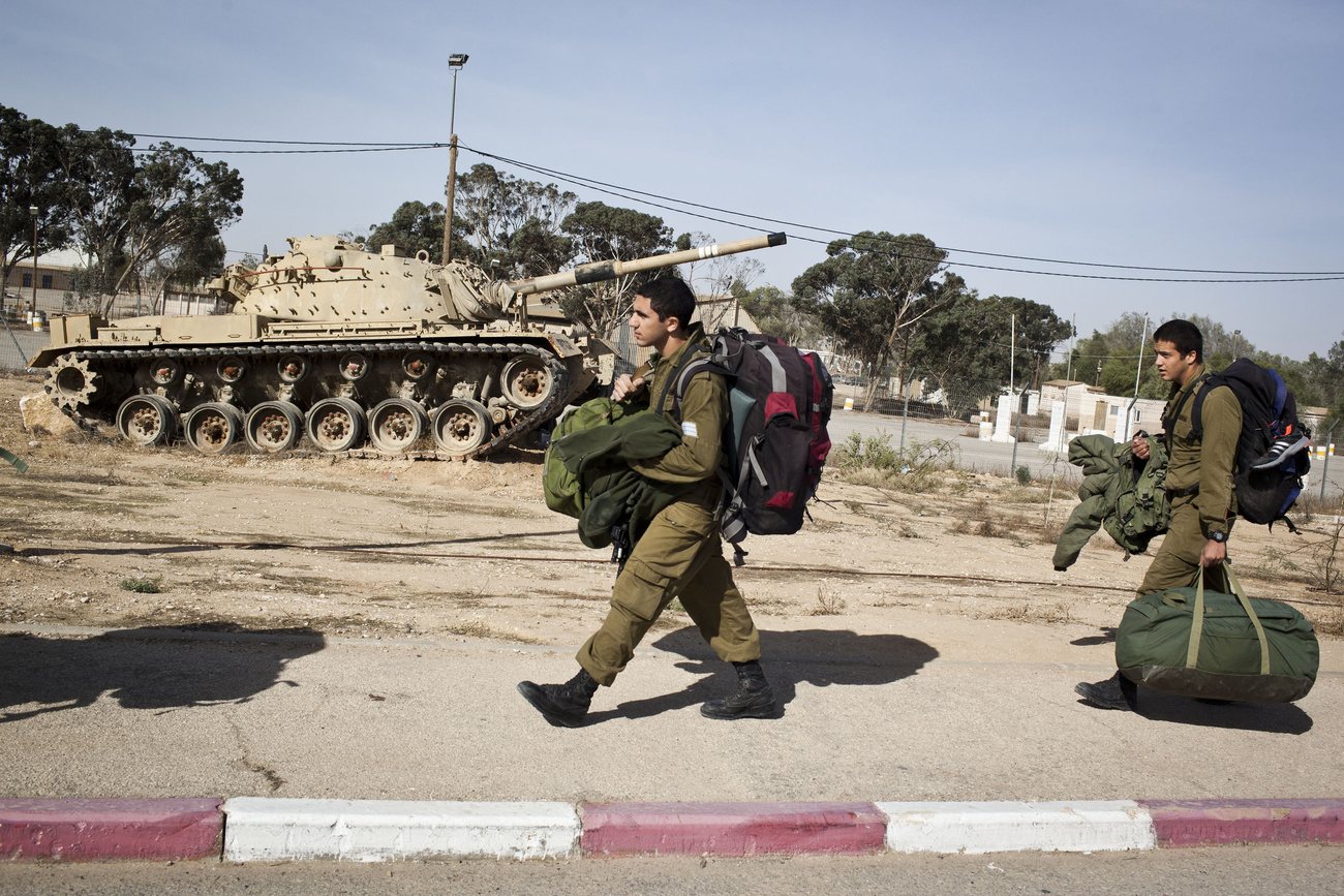 Izraeli katonák gyülekeznek a határon