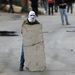 Palesztin egyetemista tüntető szemben az izraeli tankokkal