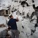 Palesztin rakéta becsapódásának nyoma egy izraeli lakóházon