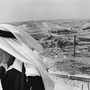 Palesztin földműves, háttal lefoglalt földjének