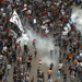 Murszi hívei és ellenzéke közötti összecsapásokról érkeztek jelentések Gizából és Aszjútból is, s eddig mintegy tucatnyian sebesültek meg.  Kairóban a Tahrír téren az államfő ellenfelei, az elnöki palota előtt Murszi hívei kezdtek tüntetést.