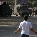 Egyiptomi tüntető a rohamrendőrökkel szemben