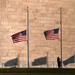 Leengedik a zászlókat a Washington-emlékműnél