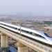A CRH380 típusú szuperexpressz a pekingi Jungtinho hídon robog át, a vonat Peking és Kanton között 35-ször áll meg