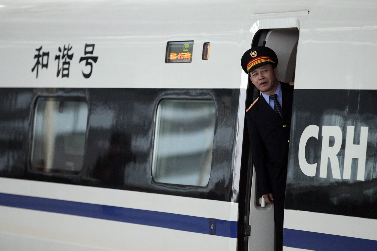 Az első járat szerda reggel kilenckor indult el Pekingből, a kínai televíziók élőben közvetítik az utazást