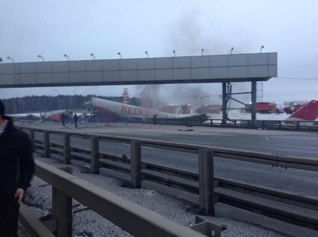 Letért a leszállópályájáról és egy autóútra csúszott át egy orosz utasszállító repülőgép a moszkvai Vnukovo reptéren.
Az első kép, amit a repülőtér dolgozója röviddel a baleset után osztott meg a Twitterren. 