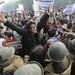 Új Delhiben főleg a középosztály vonult utcára, a több tízezres tömeg megfékezésére a rendőrséget és a hadsereget is be kellett vetni.