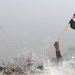 Indiai zászlót tartó férfit sodor el a vízágyú