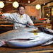 Japán egyik legdrágább sushi-éttermének tulajdonosa 1,77 millió dollárért vásárolt meg egy 222 kilós kékuszonyú tonhalat, megdöntve az étterem korábbi rekordját a legdrágábban vásárolt halak listáján. A Sushi-Zanmai előző nagy fogása csak harmadennyibe került.
A tonhal-behemót nem várt sokat a hűtőben, az étteremlánc legnagyobb tokiói éttermében dolgozták fel.