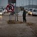 Lezárták a Tel Aviv belvárosába vezető utakat, a hatóságok azt tanácsolják a helyieknek, hogy maradjanak otthon.
