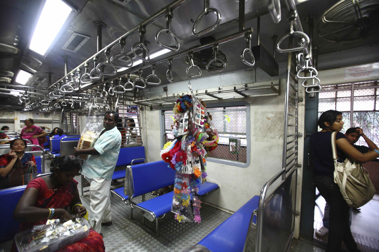 Eladók hajcsatokat és élelmiszert árulnak Mumbaiban a női vonaton
