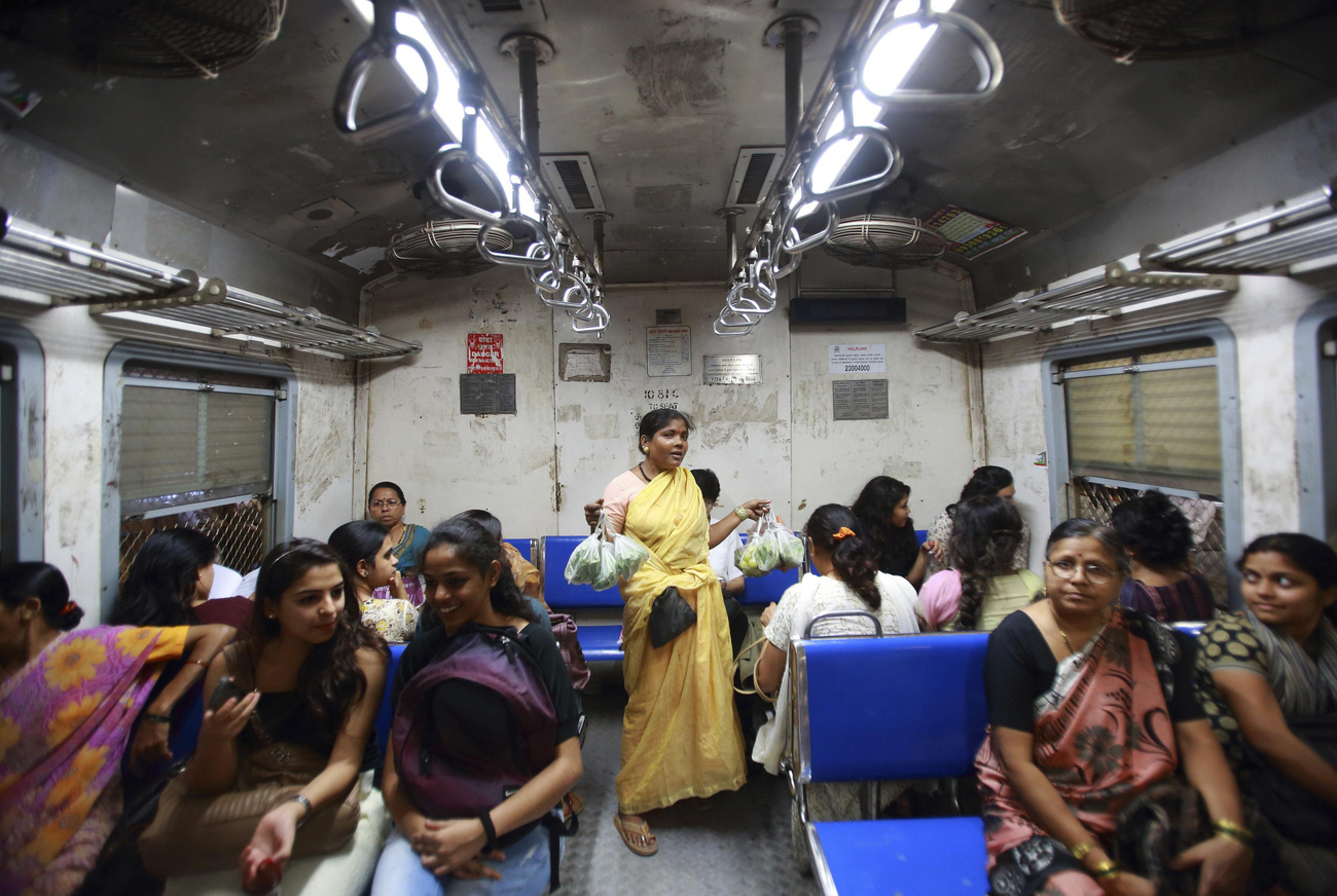 Eladók hajcsatokat és élelmiszert árulnak Mumbaiban a női vonaton
