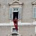 A végül csak nadrágot viselő nők toplessben tüntettek, miközben XVI. Benedek pápa az Úrangyala-imádságot mondta dolgozószobájának a Szent Péter térre néző ablakából.