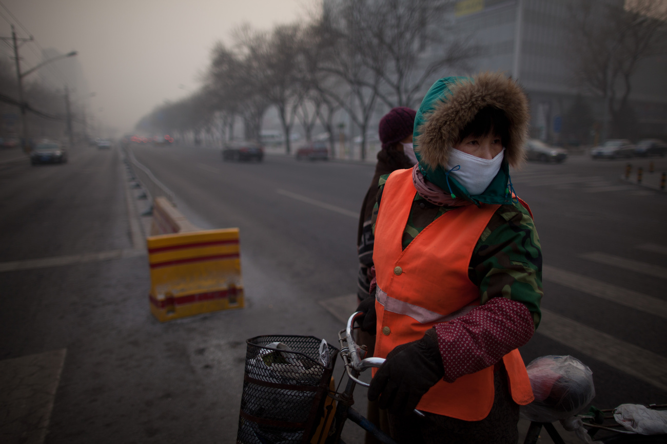 Peking városképe a napokban (felül) és amikor tisztább a levegő