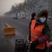 Súlyosan szennyezetté vált a levegő az elmúlt napokban Pekingben. A Kínai Amerikai Nagykövetség által közzétett légszennyezettségi adatok szerint a levegő annyira rossz minőségű, hogy az a szokott léptékekben már nem is kifejezhető: a szálló por koncentrációja a levegőben 728 pontot kapott az 500-as skálán.