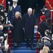 Az egykori elnök Bill Clinton és felesége, az egykori külügyminiszter Hillary Clinton érkeznek az ünnepségre. Hillary Clinton Obama külügyminisztere volt, de nem vállalta a posztot a második ciklusra. Sokan  a leendő, 2016-os demokrata elnökjelöltet látják benne.