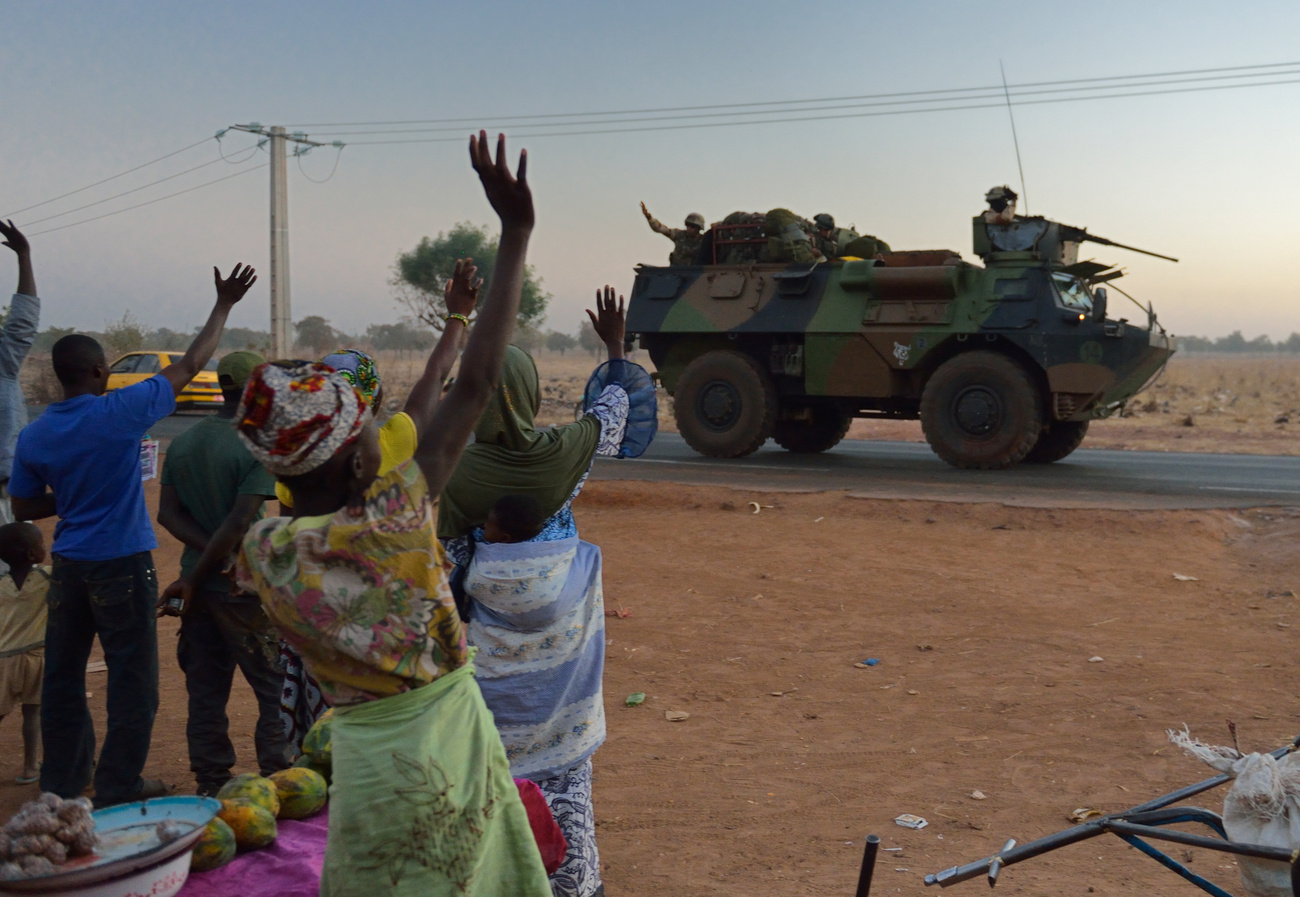A harcok miatt több tízezer civil menekültre lehet számítani az országban. Tudjon meg többet a Mali konfliktusról, kattintson tovább cikkünkre is!