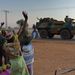 Civilek üdvözlik a francia konvojt Bamakóban