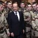 Francois Hollande francia katonákkal fényképezkedik Párizsban, a szárazföldii csapatok bevetése előtt.