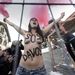A Femen ukrán nőjogi szervezet félmeztelen aktivistái a 43. Világgazdasági Fórumnak otthont adó kongresszusi központ bejárata előtt tüntettek a svájci Davosban.