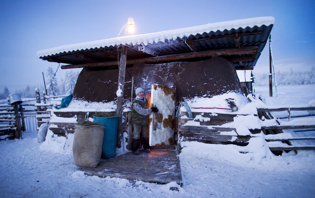 A falu egyetlen boltja és egy UAZ, aminek meg sem kottyan a hideg.