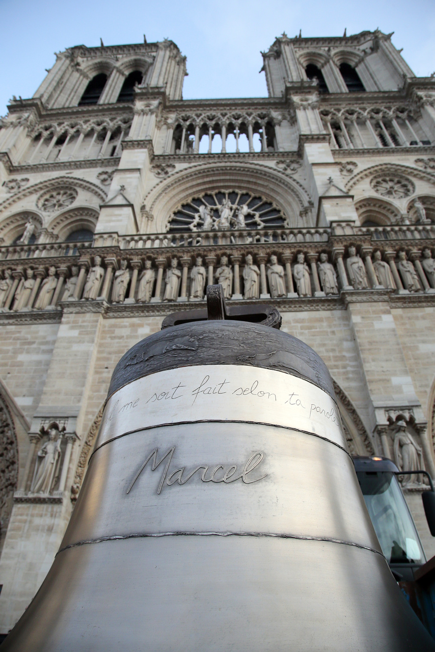 Március 23-án több ezer fős tömeg gyűlt össze a Notre Dame körül, hogy meghallgassák az új harangokat.