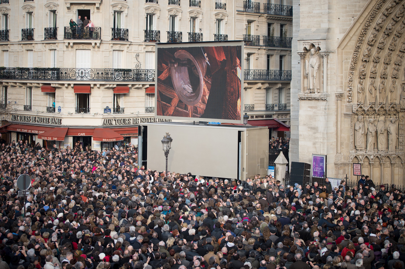 Március 23-án több ezer fős tömeg gyűlt össze a Notre Dame körül, hogy meghallgassák az új harangokat.