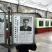 A Nukleáris menedék névre keresztelt metrómegállóban az új vezérről, Kim Dzsong Unról szólnak a hírek.