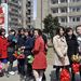 Phenjani iskoláslányok várják a Nagy Vezérnek is nevezett Kim Ir Szen születésnapjára szervezett katonai parádé kezdetét. 