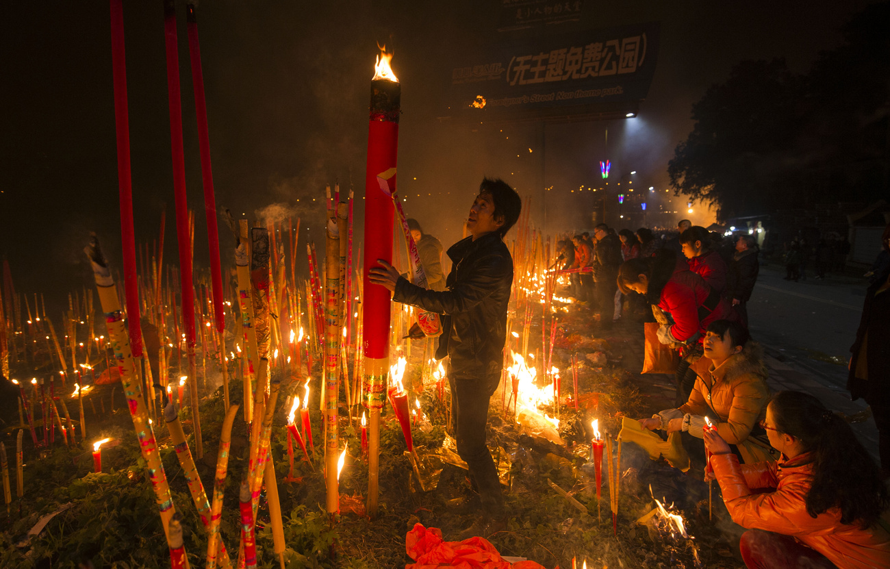 Peking szmogos látképe a 15 napos ünnep első éjszakájának ünnepi tűzijátékával.