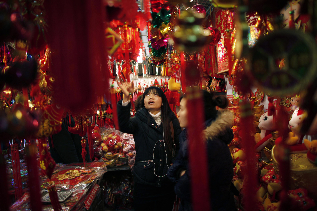 Peking szmogos látképe a 15 napos ünnep első éjszakájának ünnepi tűzijátékával.