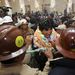Evo Morales bolíviai elnököt köszöntik konfetti esővel az elnöki palotában, La Pazban