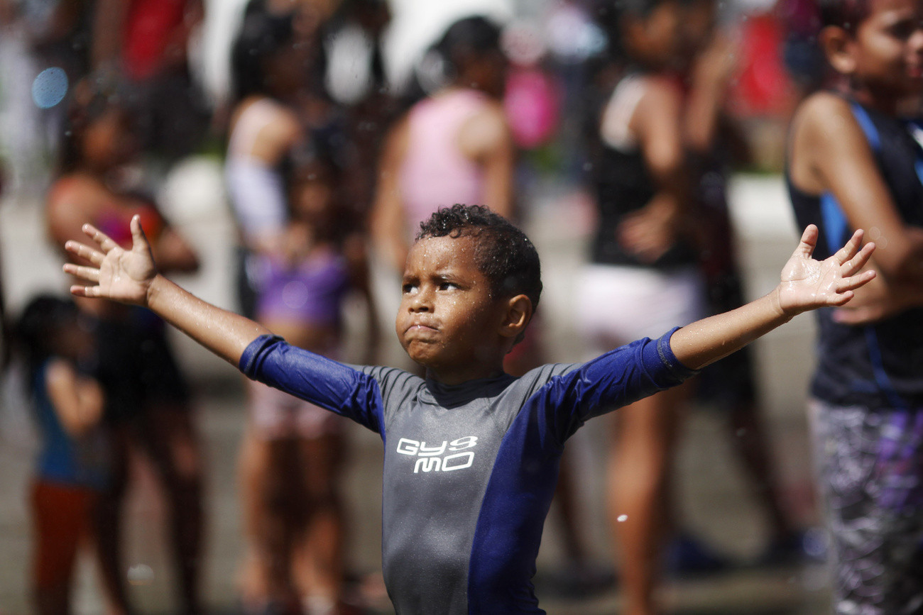 Panamai kisfiú élvezi a Culecost, az ilyenkor szokásos utcai zuhanyzást. Panamában február második szombatjától keddig tartanak az ünnepségek.