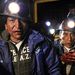Bolíviai bányászok nyers lámaszívet mutatnak be áldozatul a  Pachamamának, a földanyának.