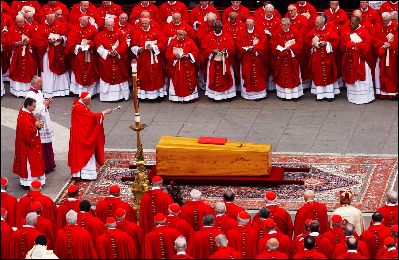 A szentmisét megelőző hétfő délután ünnepélyesen felavatták a Szent Péter téren felállított betlehemi jászlat, majd XVI. Benedek pápa meggyújtotta a „béke világosságát