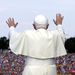 Az új pápát 400 ezren ünnepelték, amikor először tért haza megválasztása után Németországba.