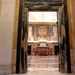 Bejárat a Clementina terembe, ahol a pápai trón áll.
